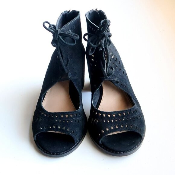Vince Camuto Tarita Black Suede Laser Cut Lace Up Block Heel Bootie Shoes 6.5 - Picture 5 of 16